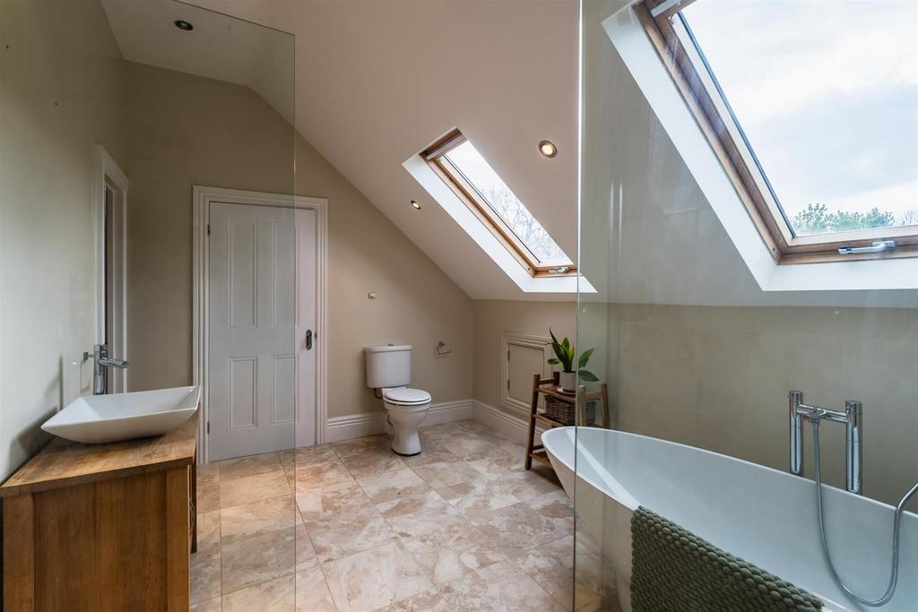 Principal En-Suite Bathroom