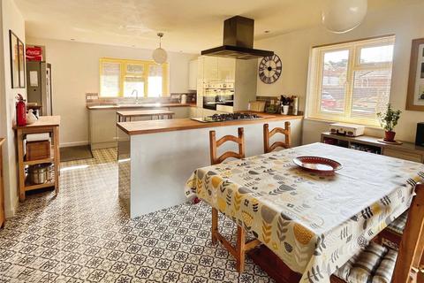 4 bedroom detached house for sale, The Broadway, Totland Bay, Isle of Wight