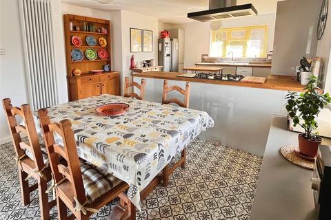 4 bedroom detached house for sale, The Broadway, Totland Bay, Isle of Wight