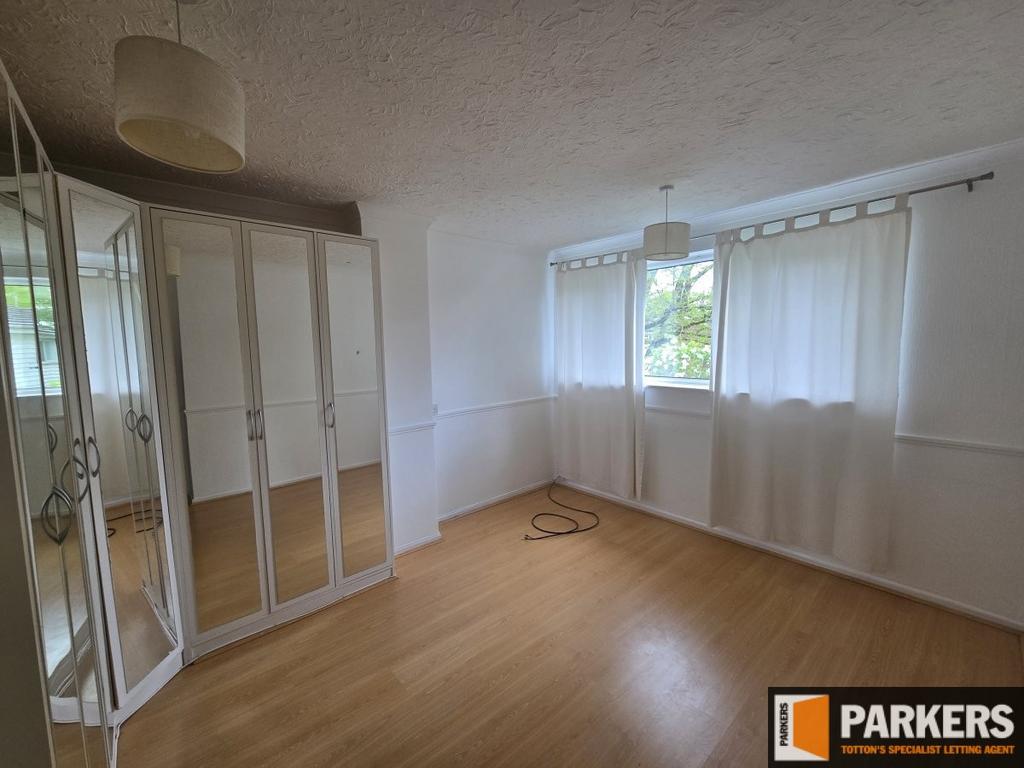 House in Calmore - More
