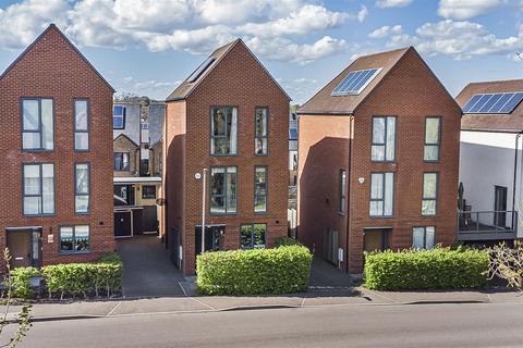 29 Cane Hill Drive, Coulsdon, CR5 3FR