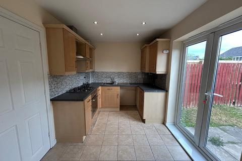 2 bedroom townhouse to rent, Reevy Road, Bradford, West Yorkshire, BD6