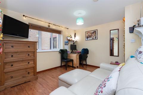 50 Draycott Close, London, NW2 1UN