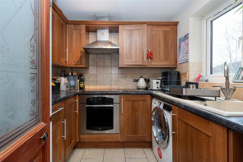 50 Draycott Close, London, NW2 1UN
