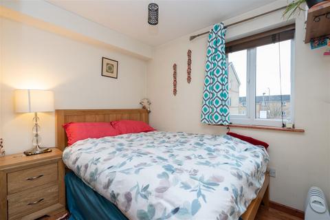 50 Draycott Close, London, NW2 1UN