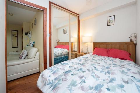 50 Draycott Close, London, NW2 1UN