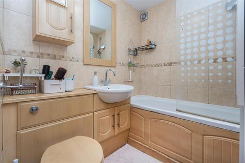 50 Draycott Close, London, NW2 1UN