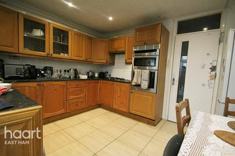 5 bedroom townhouse to rent, Young Road, LONDON