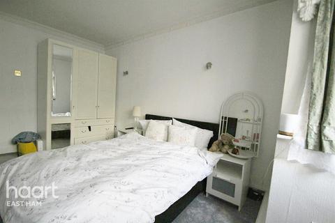 5 bedroom townhouse to rent, Young Road, LONDON