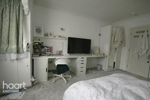 5 bedroom townhouse to rent, Young Road, LONDON