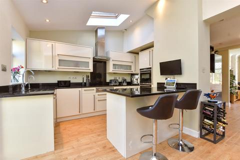 4 bedroom terraced house for sale, Manor Way, Banstead SM7