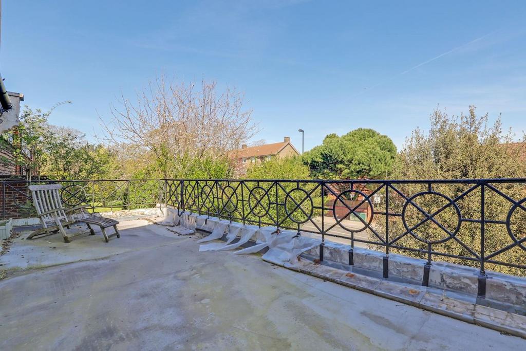 14-38a9 JHProp World - 1 Westhood Hill - 40-medium.j