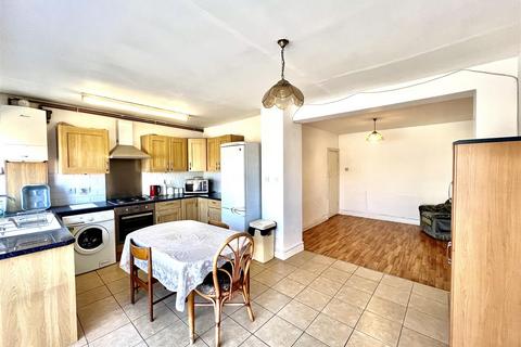 3 bedroom semi-detached house for sale, Beavers Lane, Hounslow TW4