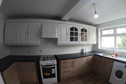 3 bedroom maisonette to rent, London E12