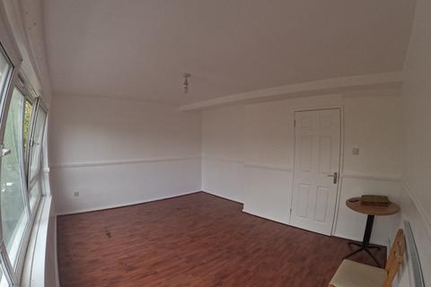 3 bedroom maisonette to rent, London E12