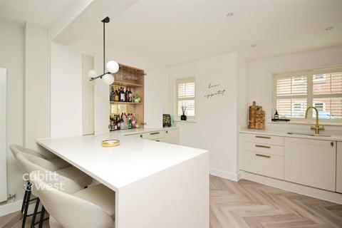 4 bedroom detached house for sale, Tylehurst Drive, Redhill, Surrey