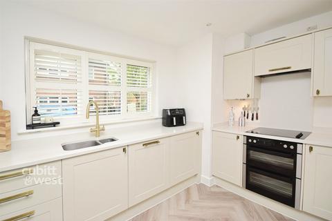 4 bedroom detached house for sale, Tylehurst Drive, Redhill, Surrey