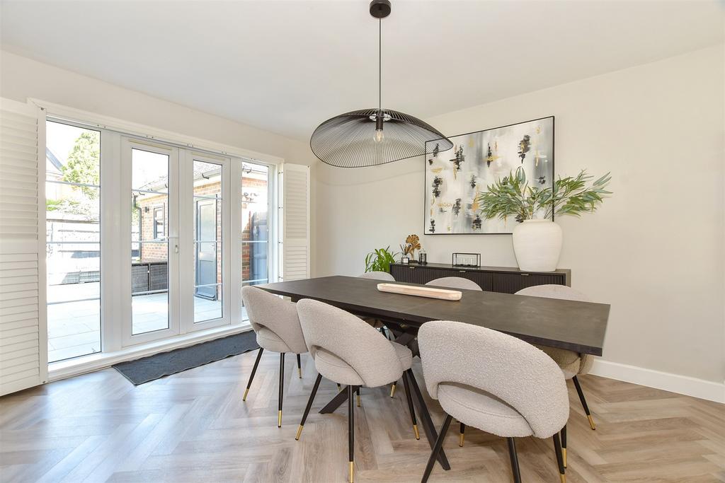 Lounge/Dining Room