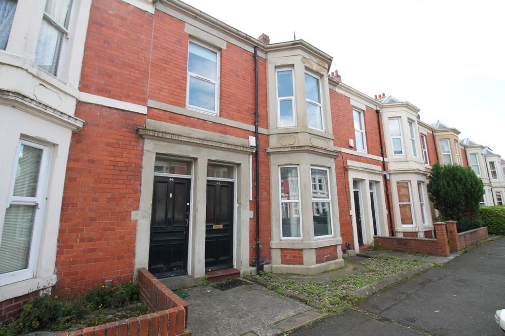 Charming front view of a traditional terraced p...