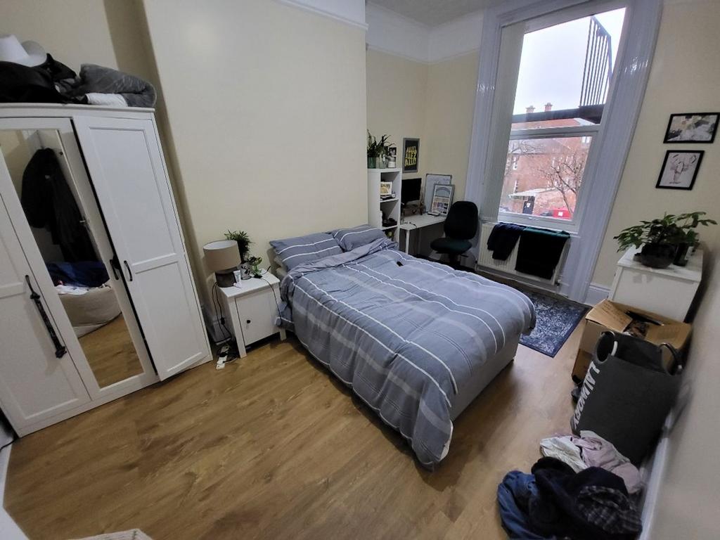 This inviting double bedroom features ample nat...