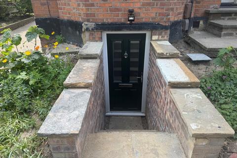 1 bedroom ground floor flat to rent, Basement Flat, 27 Glebelands Road