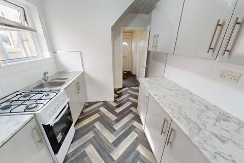 3 bedroom semi-detached house to rent, Ashbourne Haven BD2
