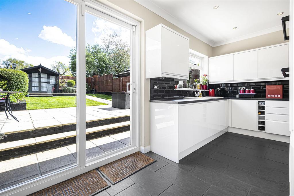 Kitchen/breakfast room pic2: