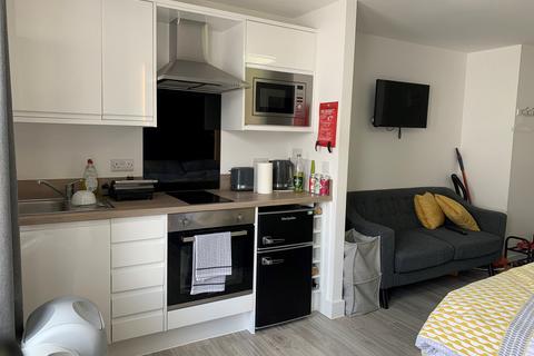 Studio to rent, 84-86 Derrys Villa, Flat 8