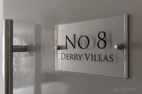 Studio to rent, 84-86 Derrys Villa, Flat 8