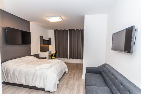 Studio to rent, 84-86 Derrys Villa, Flat 2