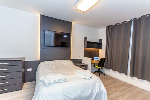 Studio to rent, 84-86 Derrys Villa, Flat 2