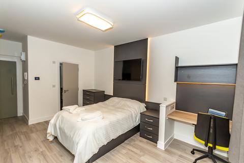 Studio to rent, 84-86 Derrys Villa, Flat 2