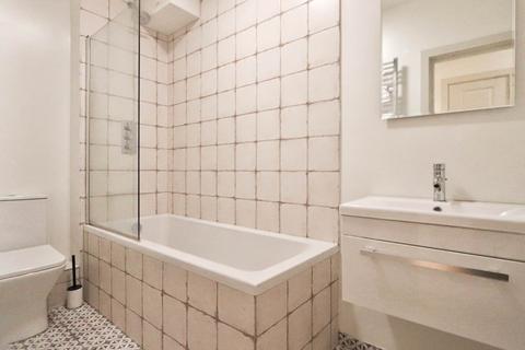 2 bedroom flat to rent, High Street, New Malden