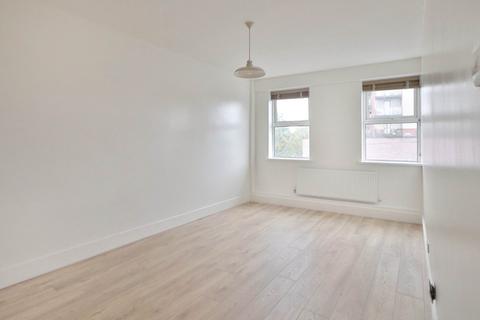 2 bedroom flat to rent, High Street, New Malden