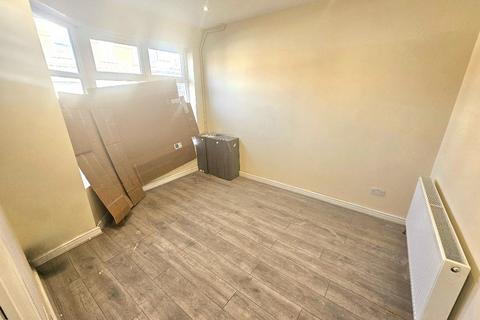3 bedroom terraced house to rent, Chapman Street, Gorton, Manchester, M18