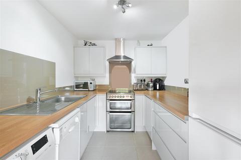 2 bedroom apartment for sale, Rossignol Gardens, Carshalton
