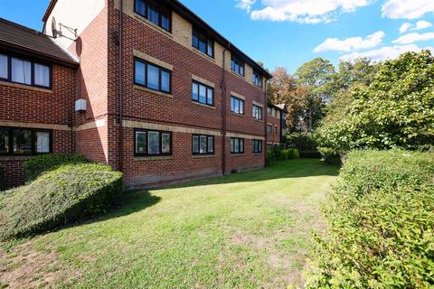 2 bedroom apartment for sale, Rossignol Gardens, Carshalton