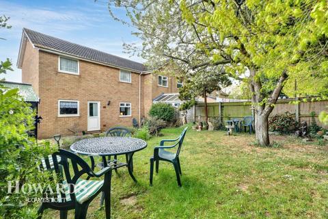 3 bedroom semi-detached house for sale, Grampian Way, Lowestoft