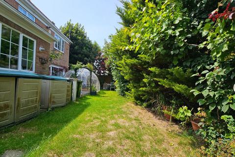 12 Corone Close, Folkestone, CT19 5LJ