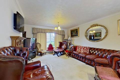 12 Corone Close, Folkestone, CT19 5LJ