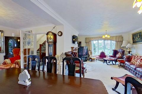 12 Corone Close, Folkestone, CT19 5LJ