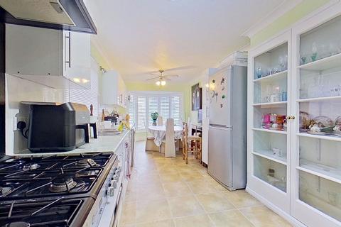 12 Corone Close, Folkestone, CT19 5LJ