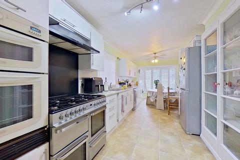 12 Corone Close, Folkestone, CT19 5LJ