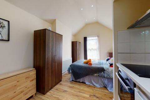 Studio to rent, Ash Grove
