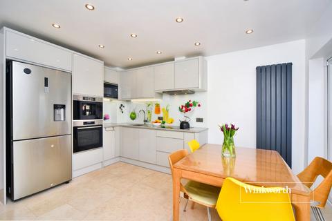 10 Lingfield Road, Worcester Park, KT4 8TG