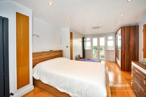 10 Lingfield Road, Worcester Park, KT4 8TG