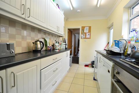 4 bedroom terraced house to rent, Warwards Lane, Selly Oak, Birmingham B29