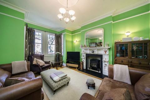 25 Lyncroft Gardens, London, W13 9PU