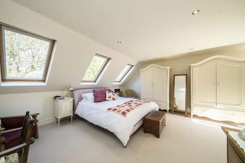 25 Lyncroft Gardens, London, W13 9PU