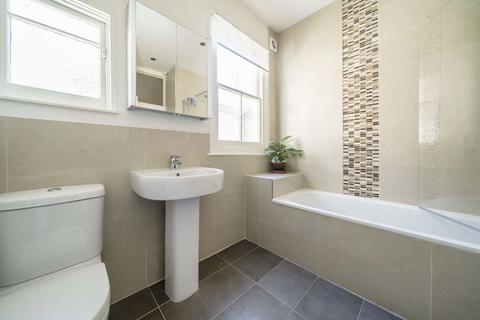 25 Lyncroft Gardens, London, W13 9PU